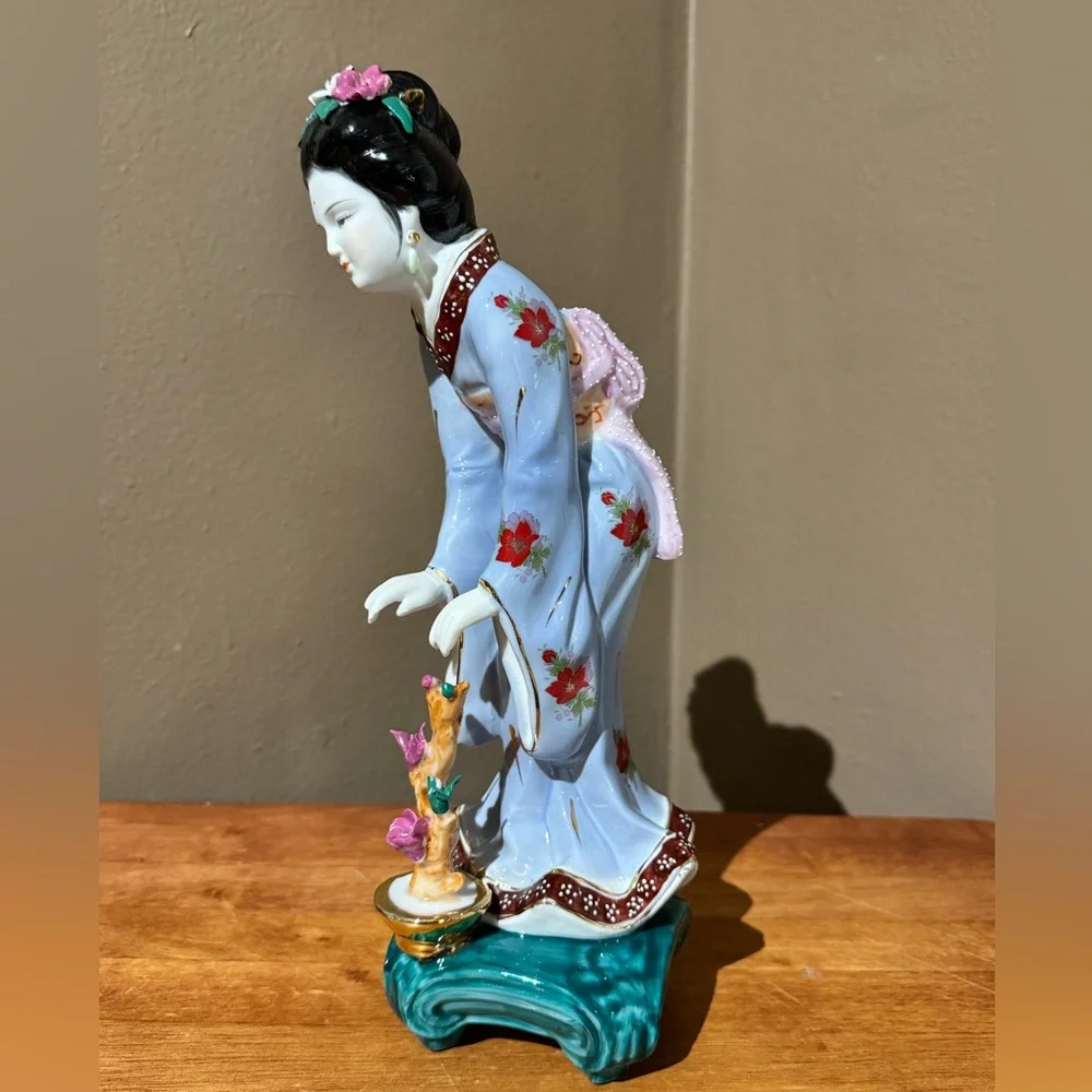 Japanese Geisha Girl Figurine Hand Painted Porcelain Collectible 🏯